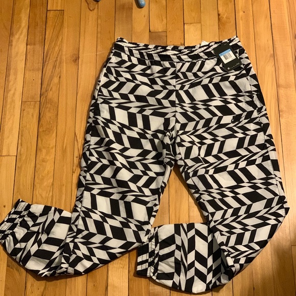 COPY - Nike Woven BIG SWOOSH Joggers Zipper CAMO … - Picture 2 of 8